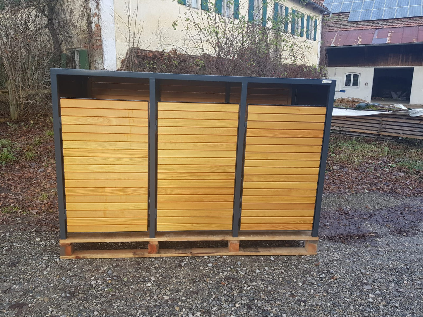 <tc>Cache-poubelle PREMIUM en bois double porte avec portes en bois</tc>